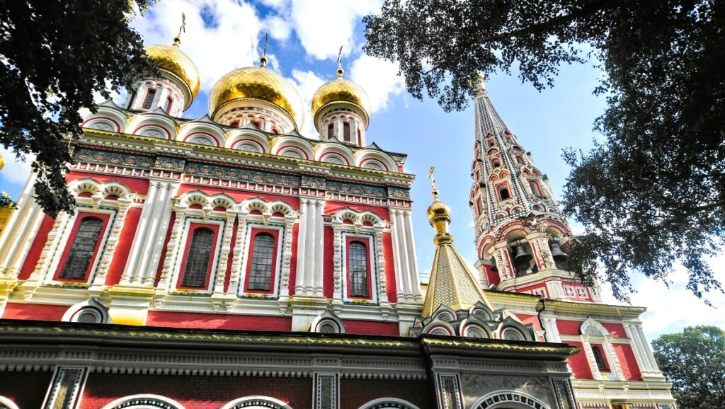 С другой стороны — Русская церковь в Шипке