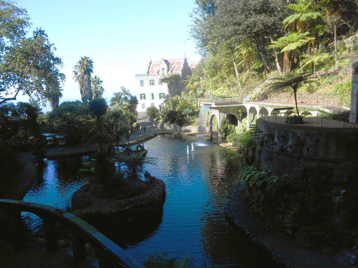 The lake, the fountain, and the palace-house in Monte Palace