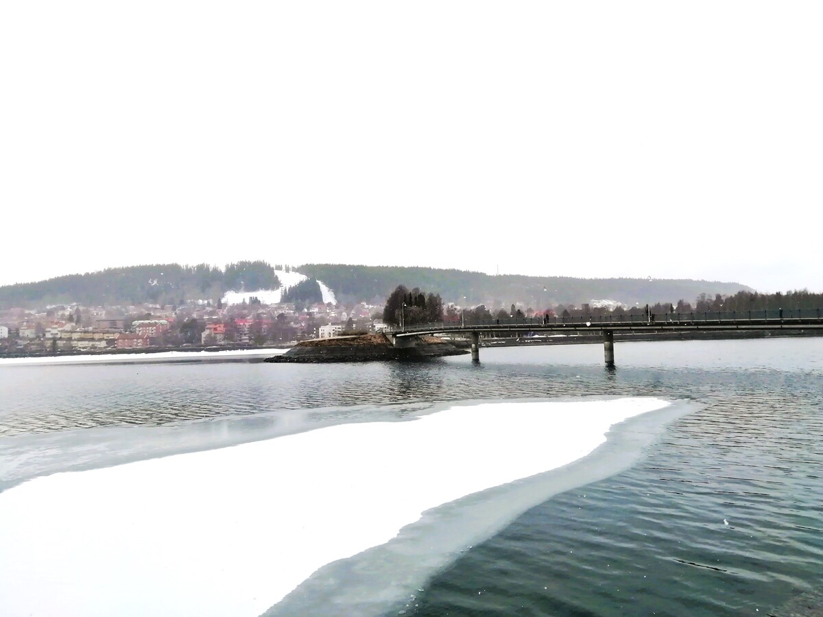 Замръзналото езеро и мостът край Йостерсунд (Östersund)